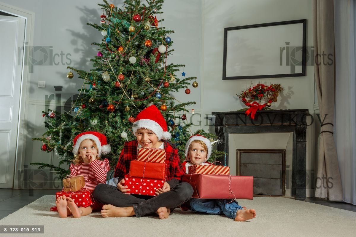 Enfants avec des bonnets de Père Noël et des cadeaux, profitant des festivités de Noël