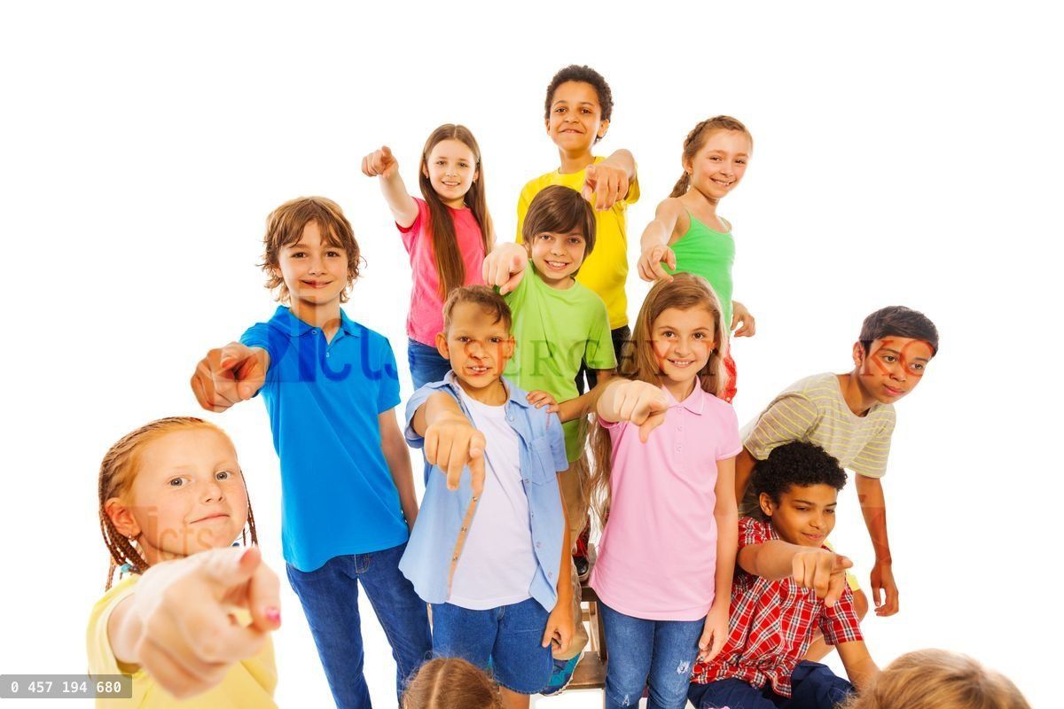 Grande groupe d'enfants mignons pointant vers la caméra