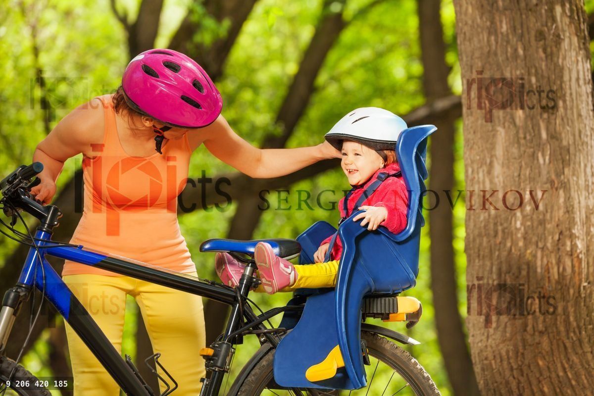 Petite fille s'amusant à faire du vélo avec sa mère