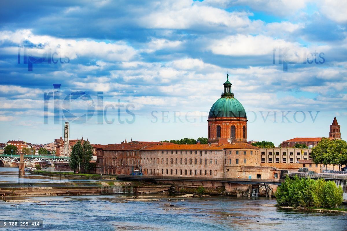 Garonne river and Hopital de La Grave, Toulouse