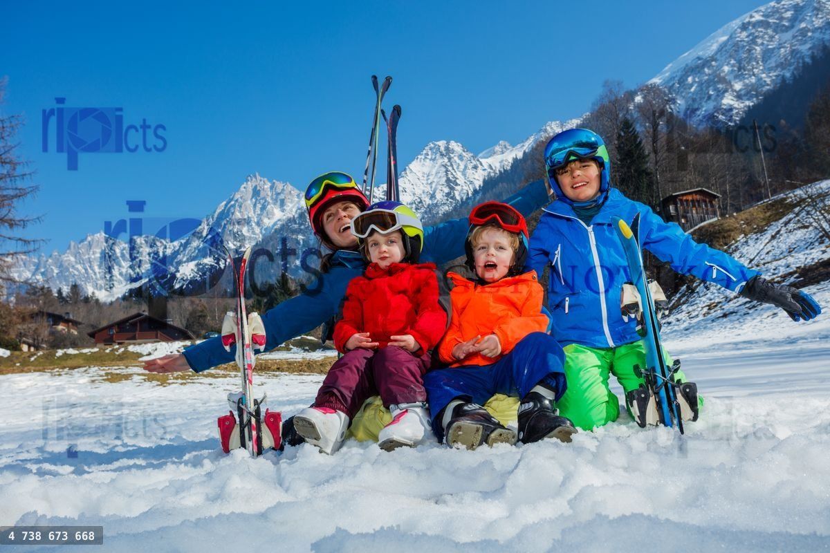 Joyeuses vacances au ski avec des enfants, maman et enfants acclamant, levant les mains