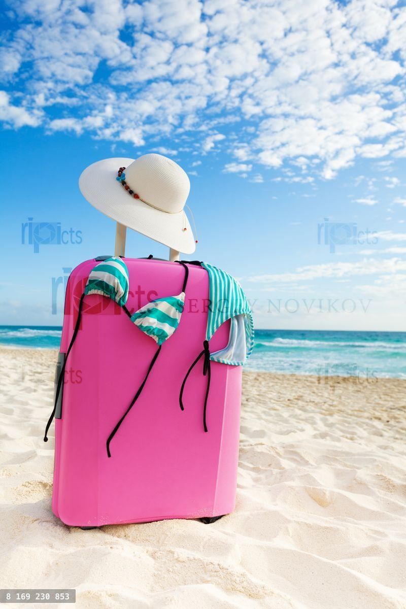 Różowa walizka i bikini