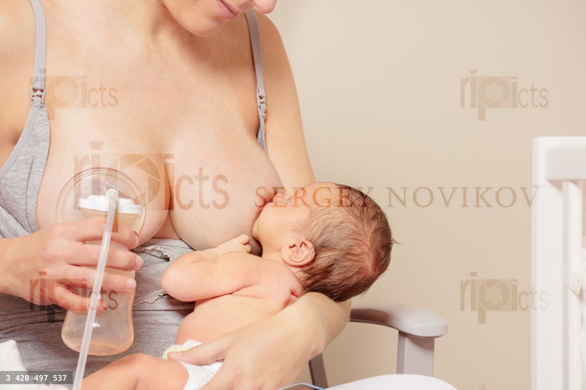 Woman breastfeed baby use breast pump simultaneously