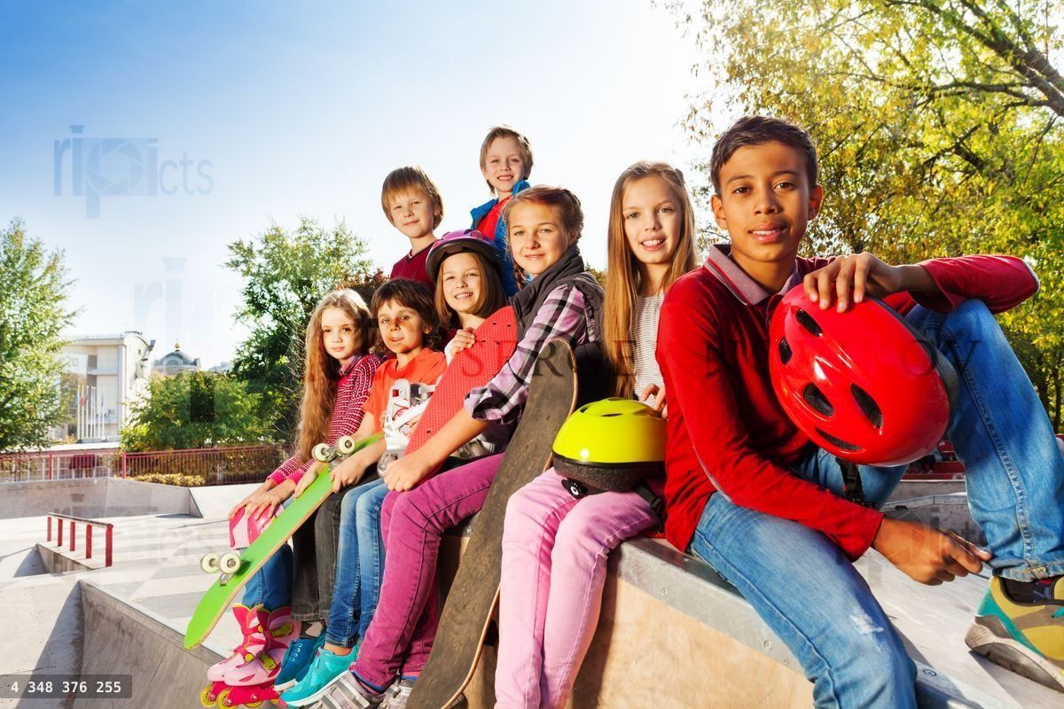 Groupe d'enfants internationaux avec des skateboards