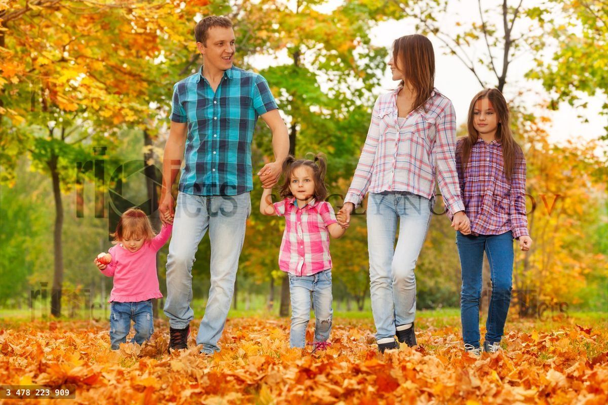 Promenade en famille heureuse dans un parc d'automne en octobre