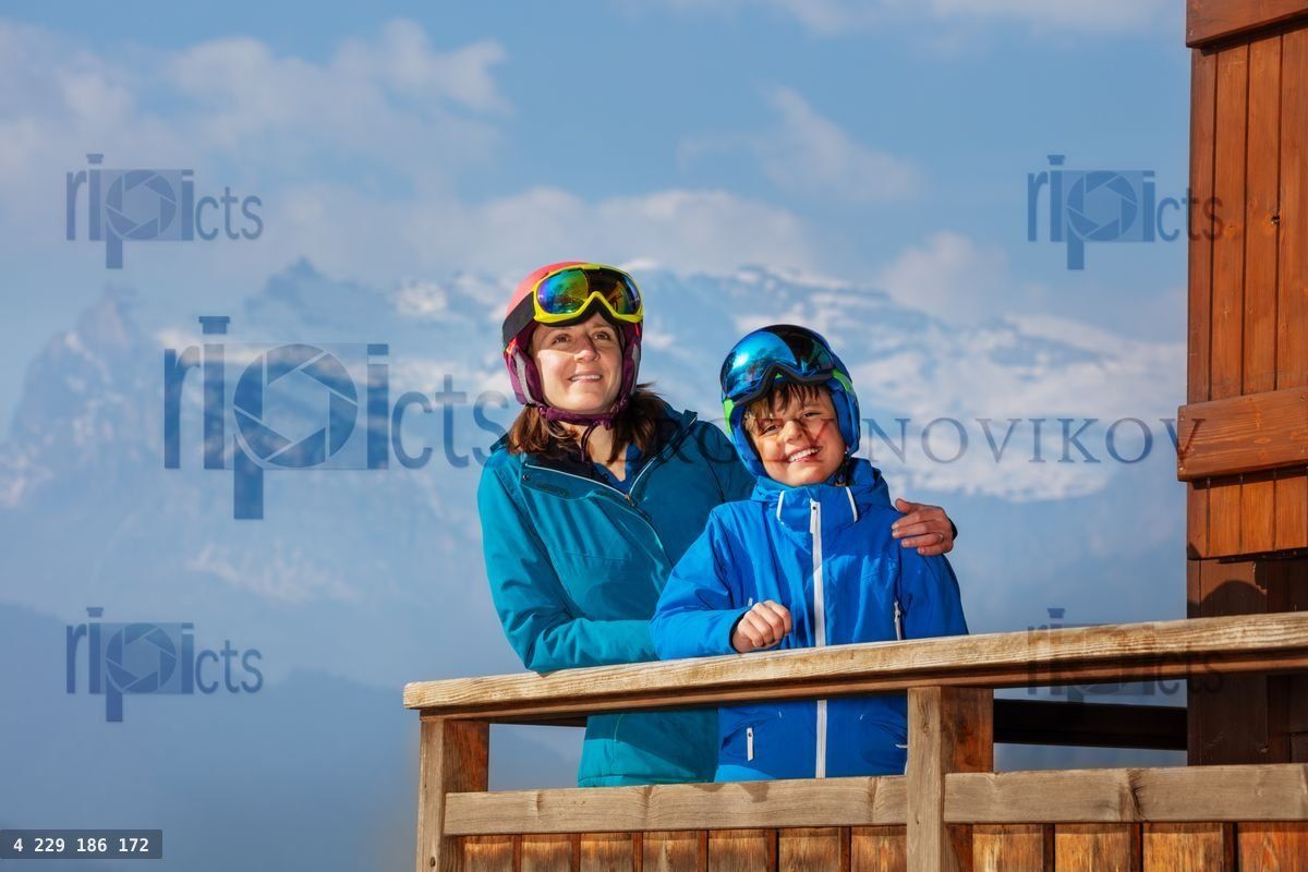 Mère et fils lors d'un voyage de ski en famille