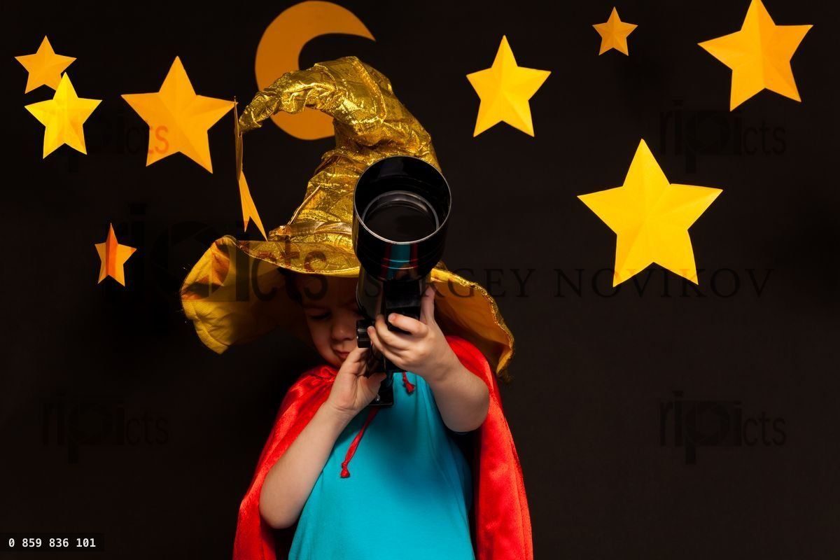 Petit enfant regardant dans un télescope