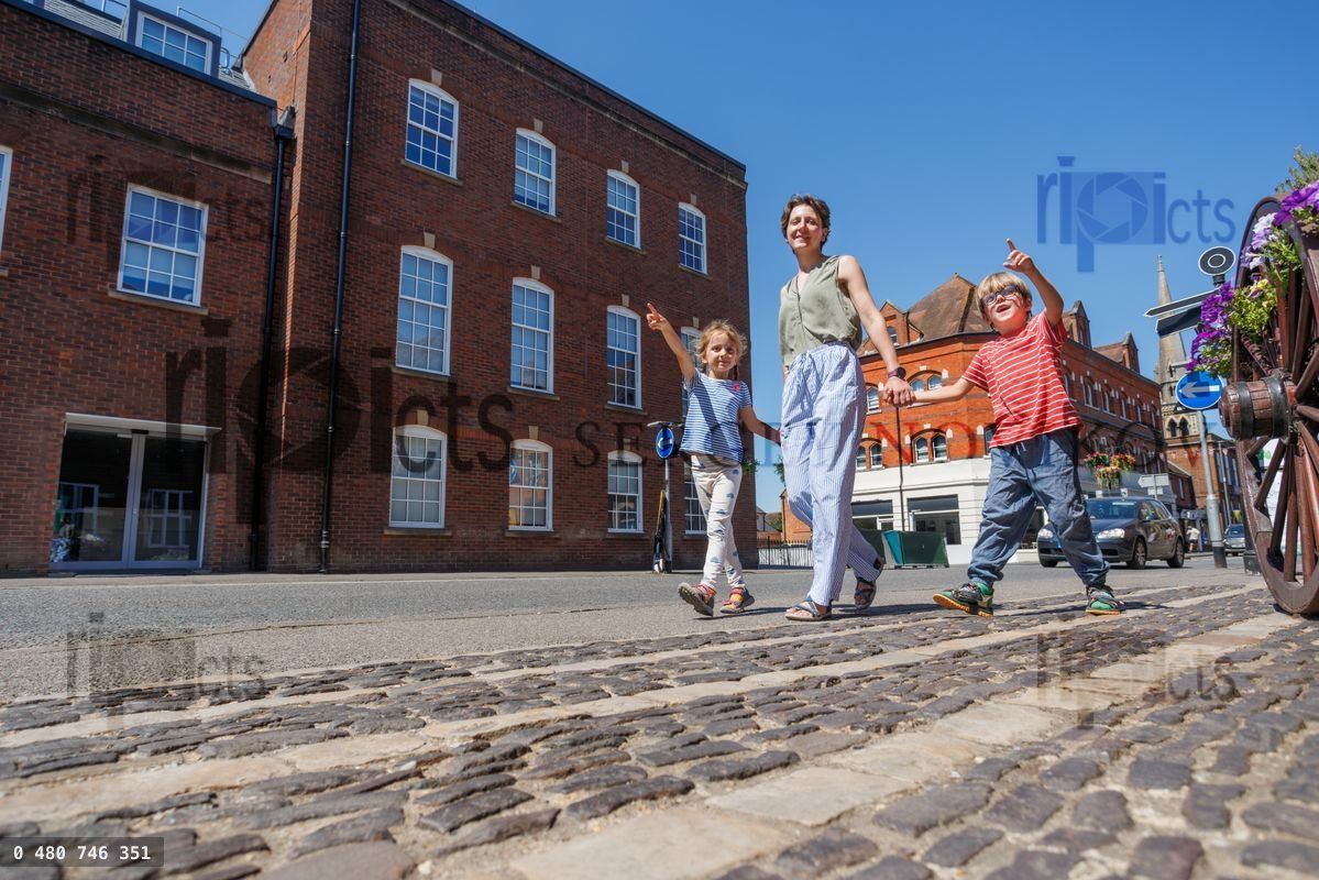 Famille de voyageurs profitant d'une agréable promenade ensoleillée à Farnham, Royaume-Uni