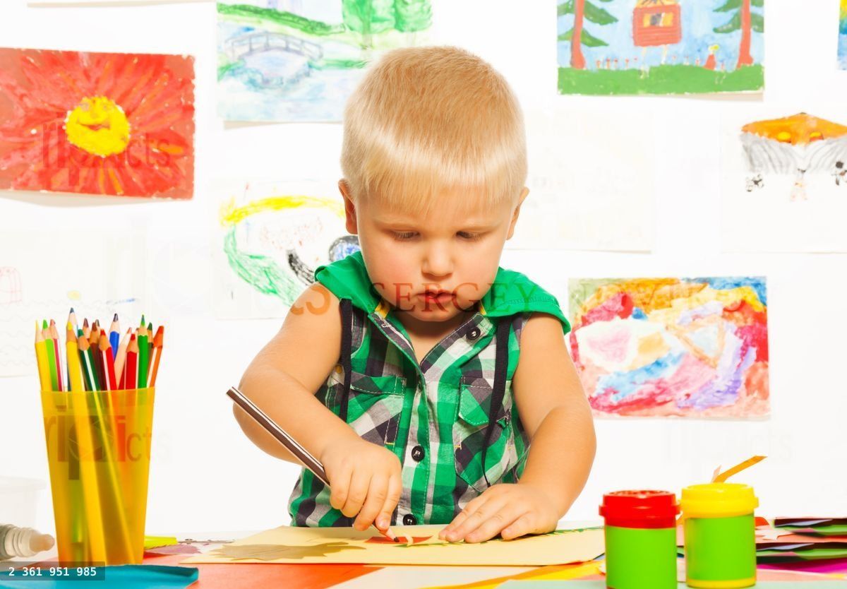 Bambino di 2 anni che disegna