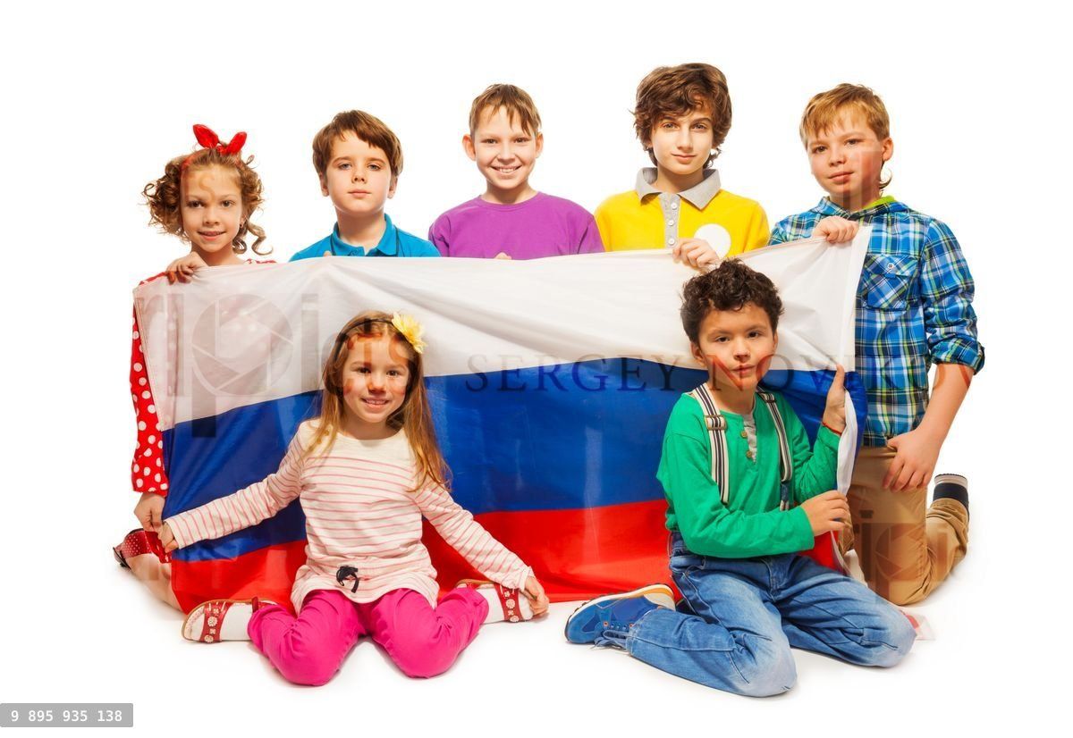 Enfants tenant un grand drapeau de la Fédération de Russie