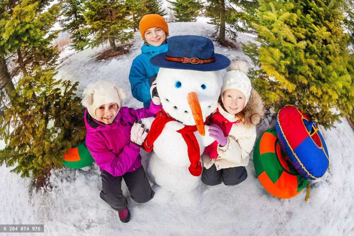 Vue fisheye du haut d'enfants et d'un bonhomme de neige