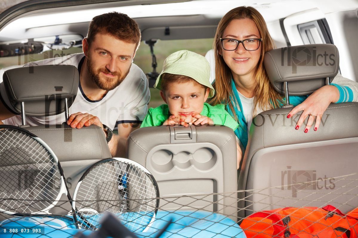 Famille sportive heureuse prête pour des vacances d'été