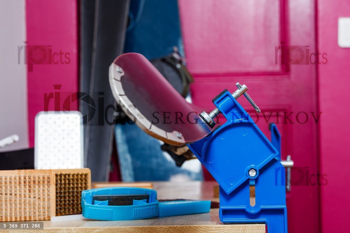 Workbench holds skis in vises for sharpening
