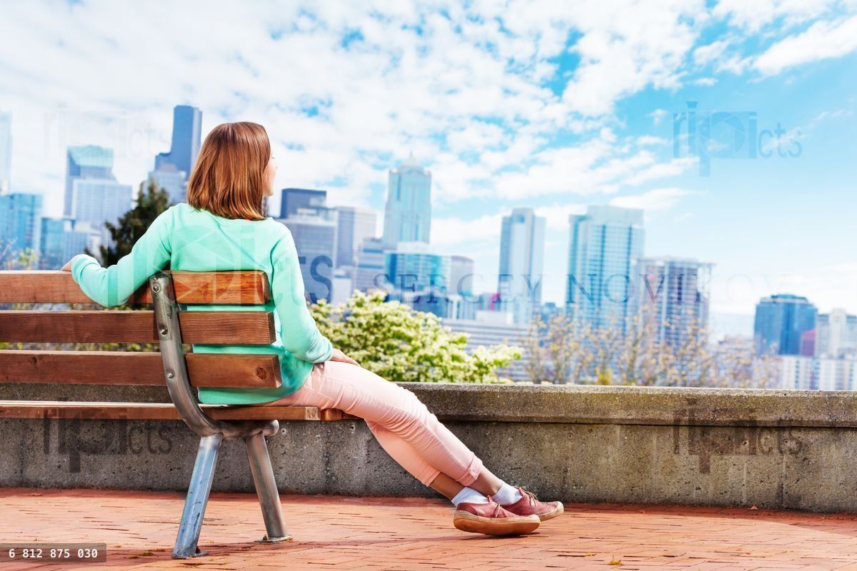 Young woman enjoy Seattle downtown view
