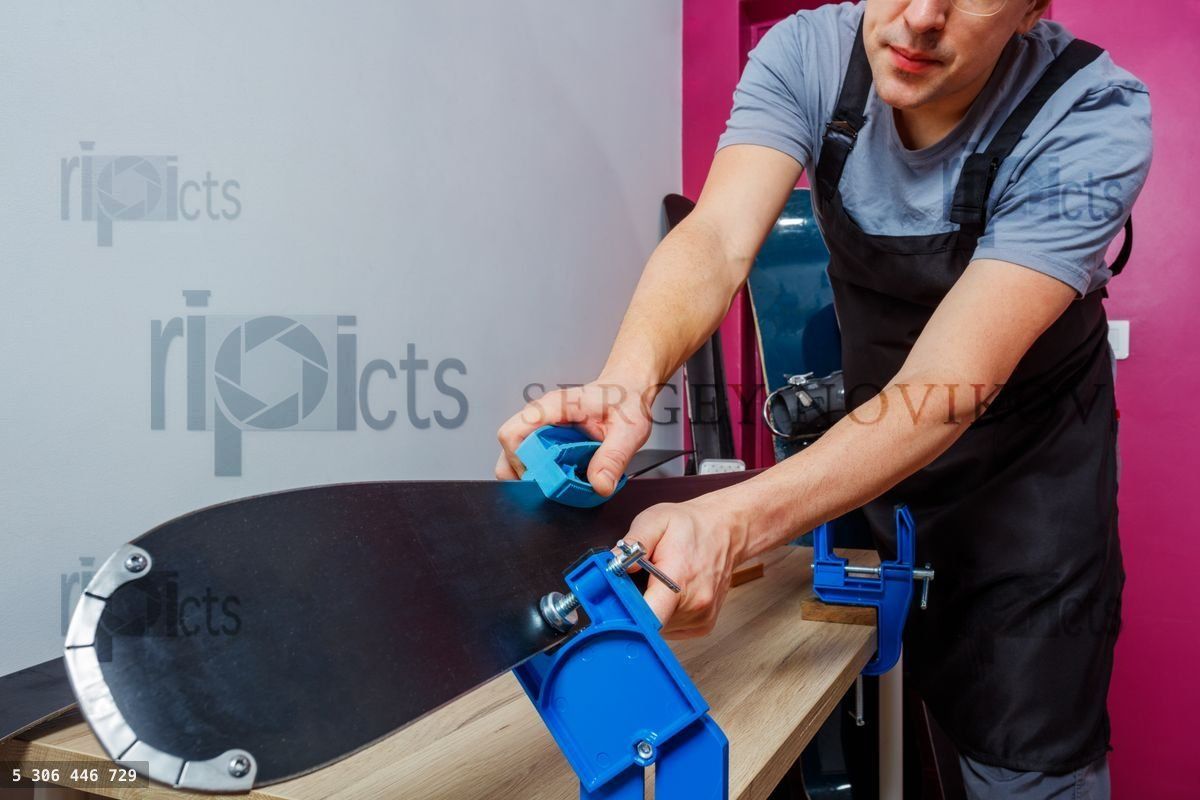 Workshop professional sharp ski edges with sharpening tool