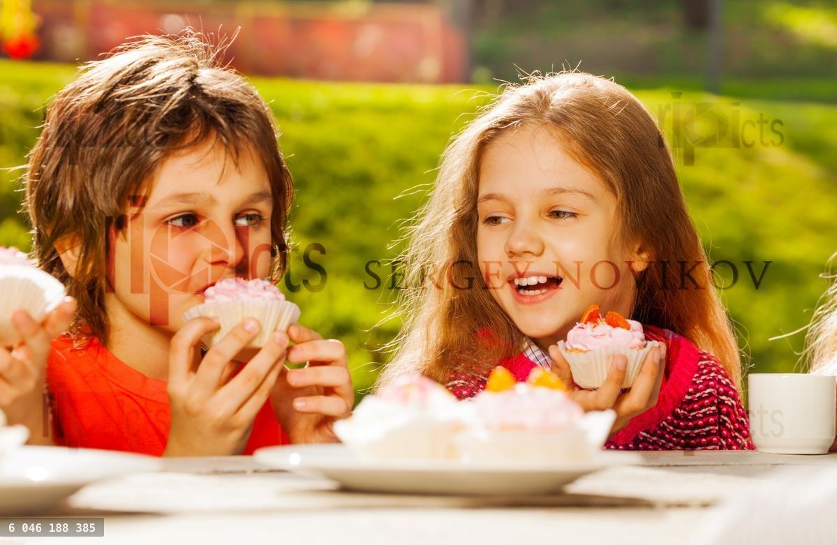 Vue rapprochée d'enfants mignons avec des cupcakes