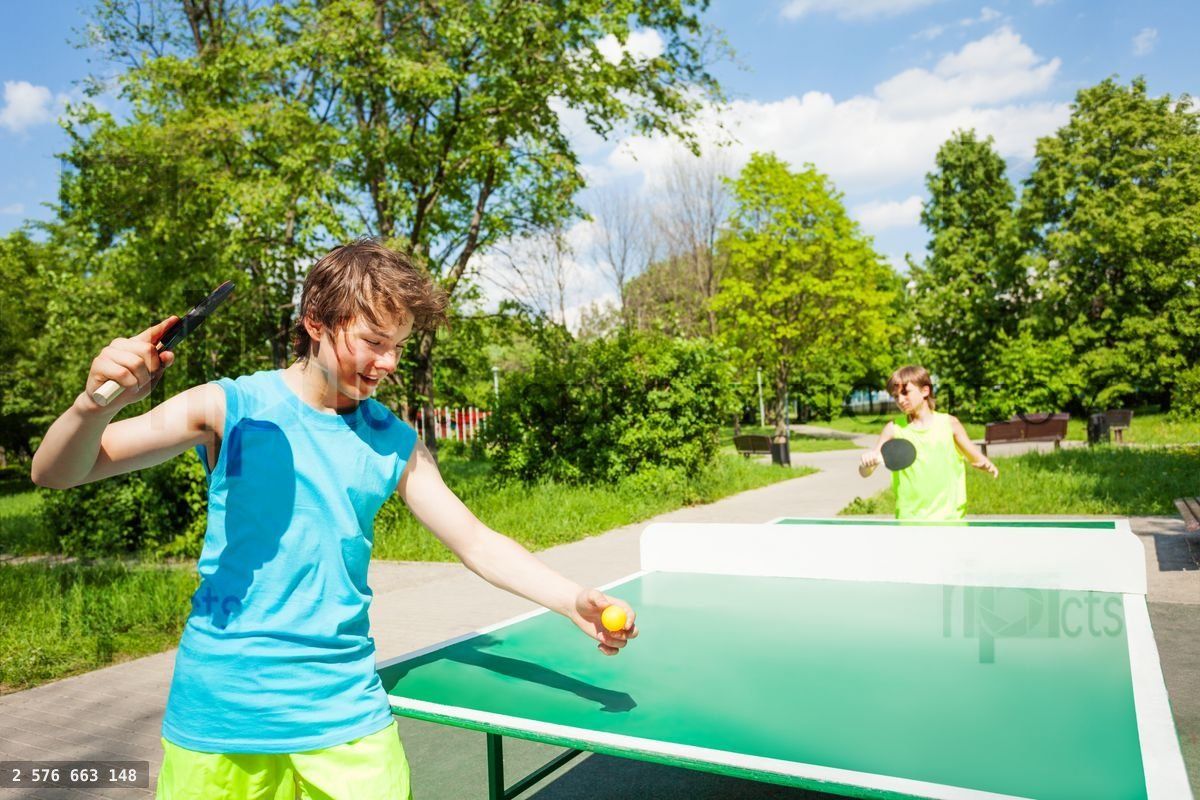 Jongen met racket klaar om te spelen in tafeltennis