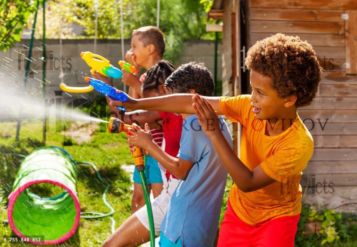 Jeu de pistolets à eau avec de nombreux enfants en action