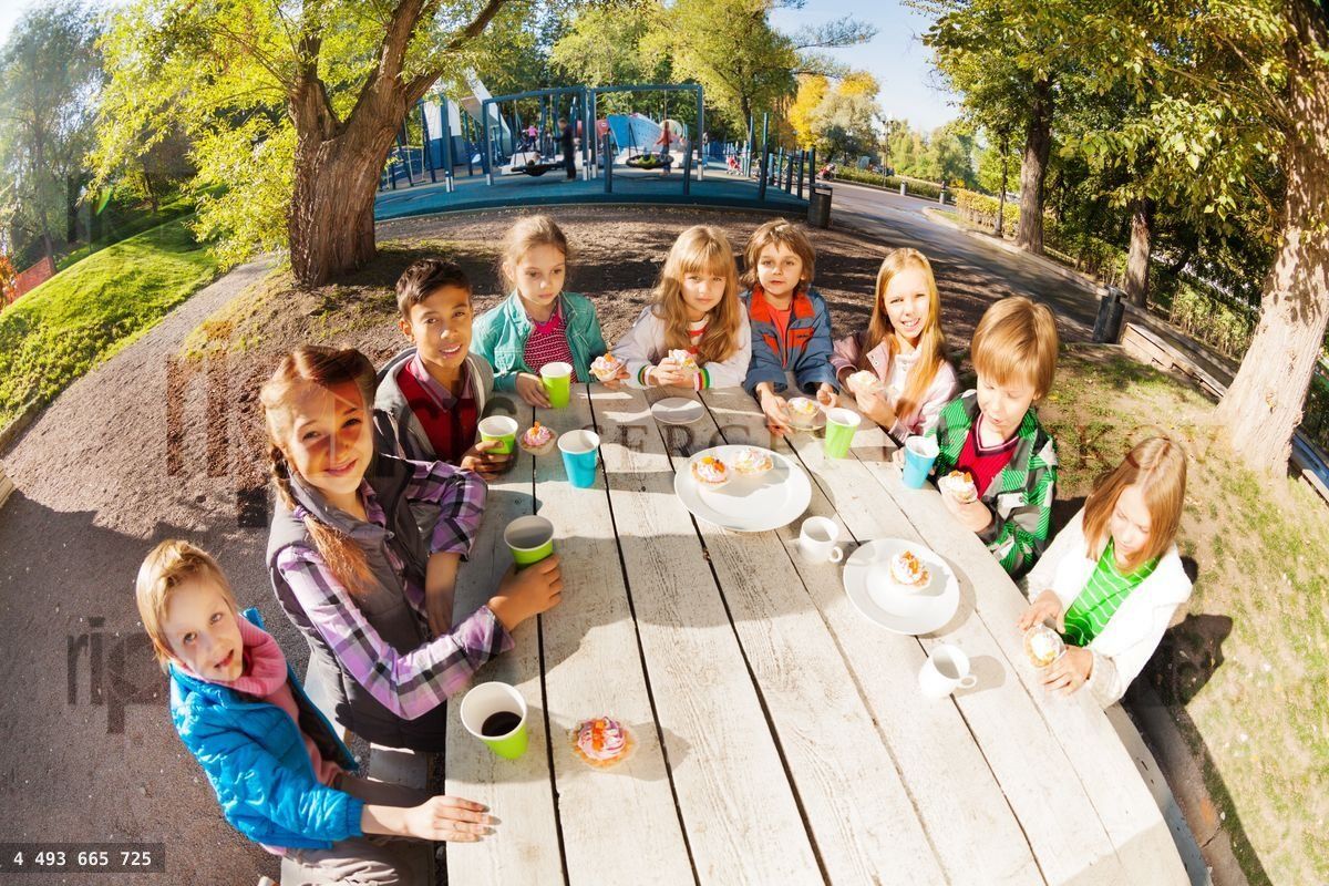 Vue grand angle d'enfants buvant du thé