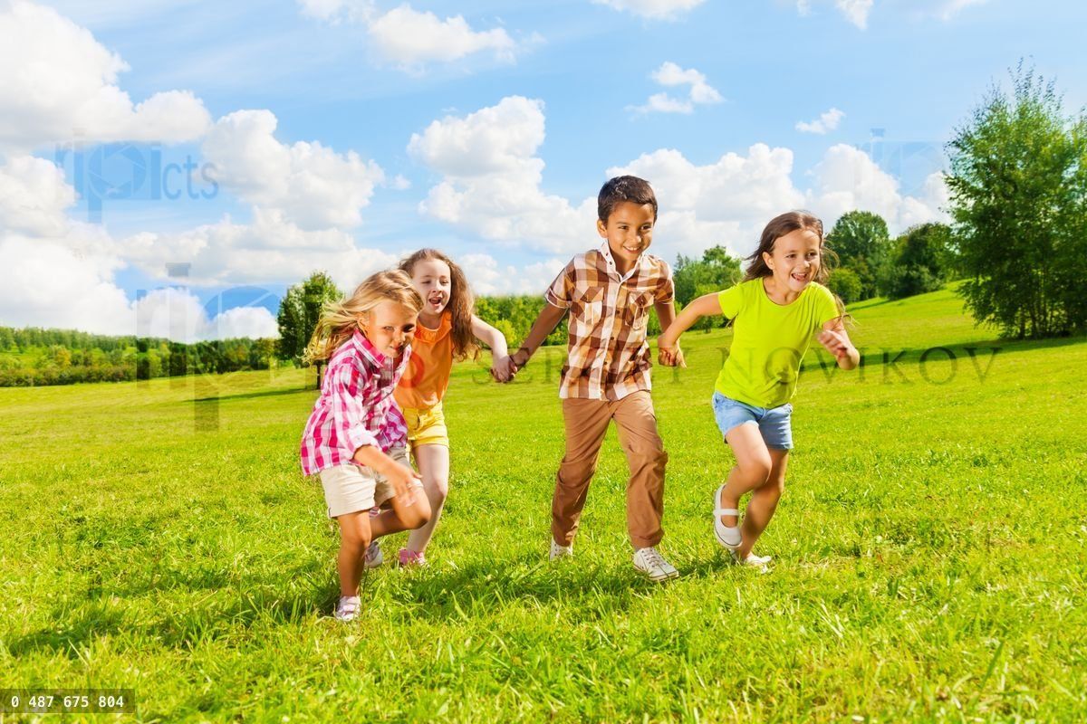 Kinderen van 6-7 jaar rennen samen