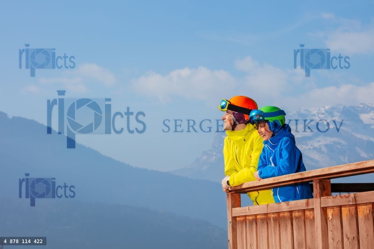 Amis skieurs heureux se reposant après le ski