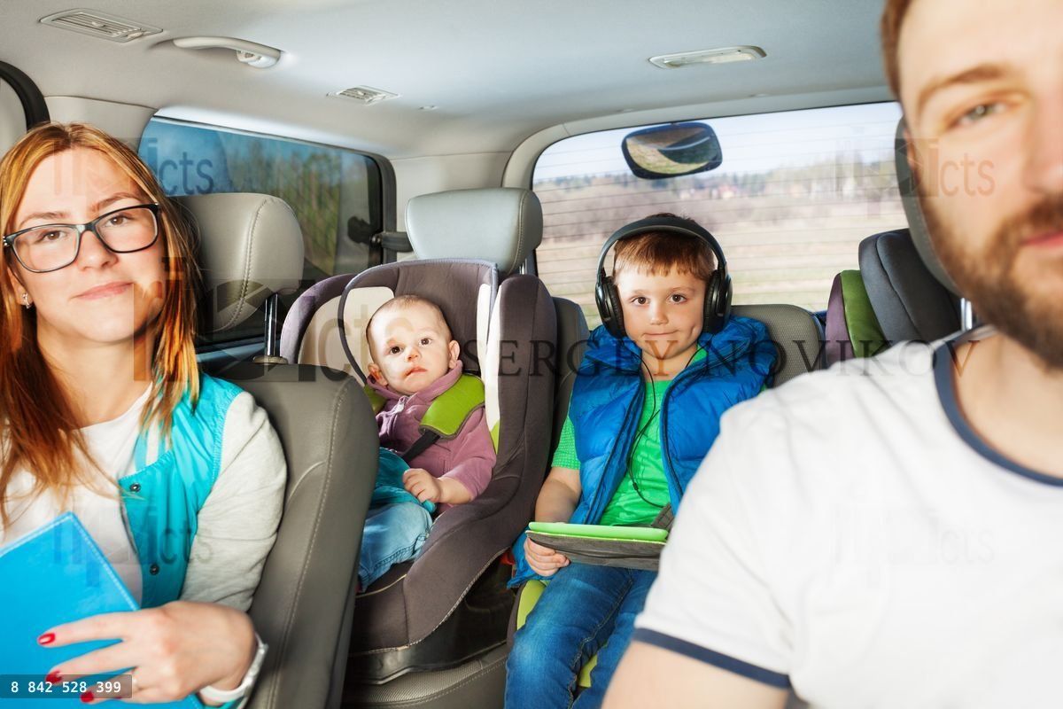 Famille heureuse s'amusant en voyage en voiture