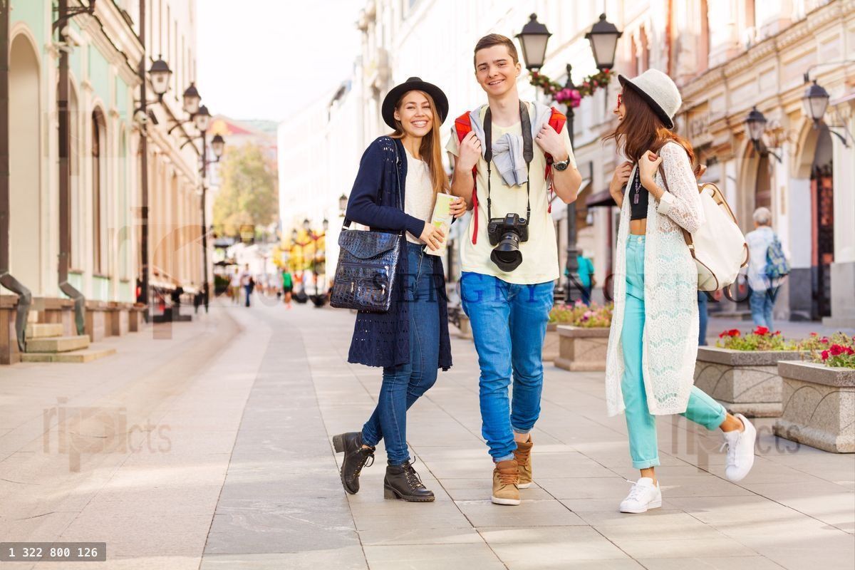Trois amis heureux qui se promènent lors d'une visite guidée