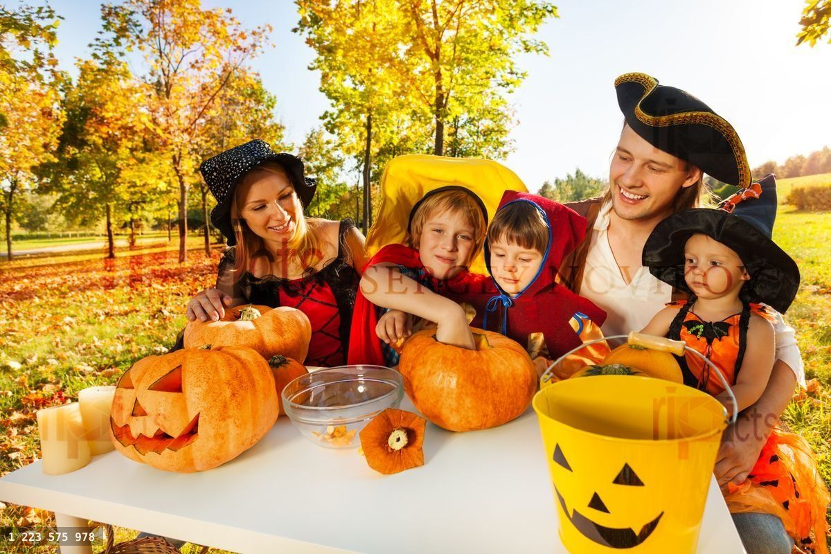 Famille créant un Jack O'Lantern de citrouille