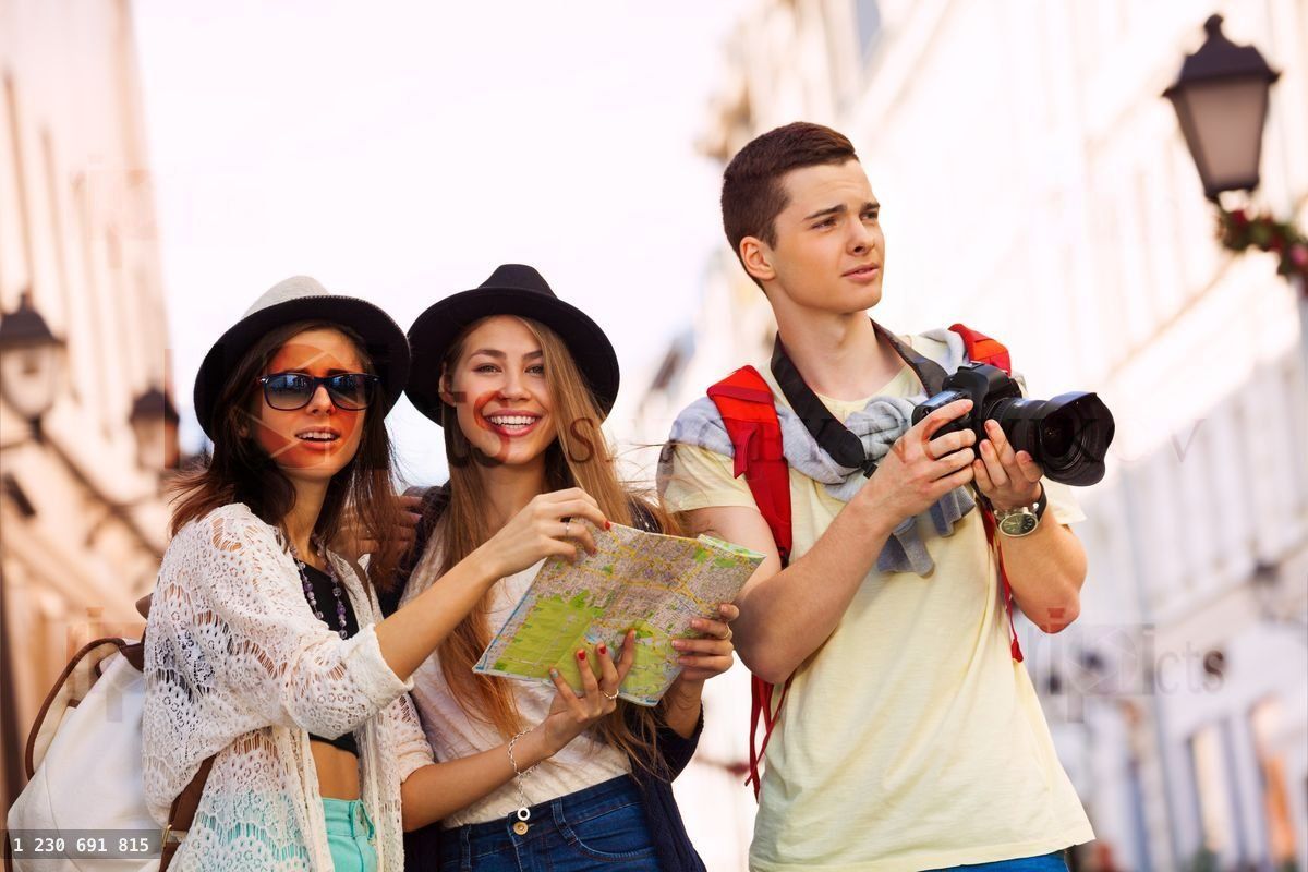 Amis avec appareil photo et carte de ville en tant que touristes