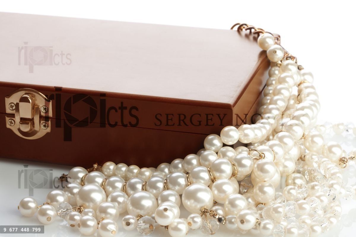 Wooded bow pearls