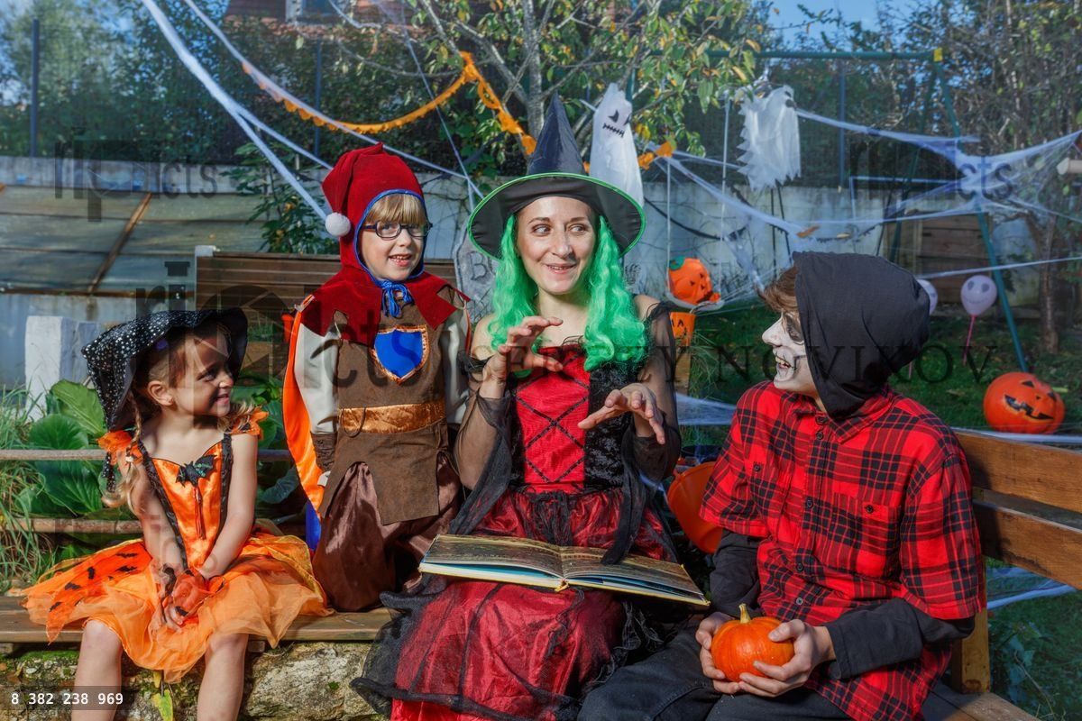 Rassemblent familial en costume festif pour une séance d'histoires amusante