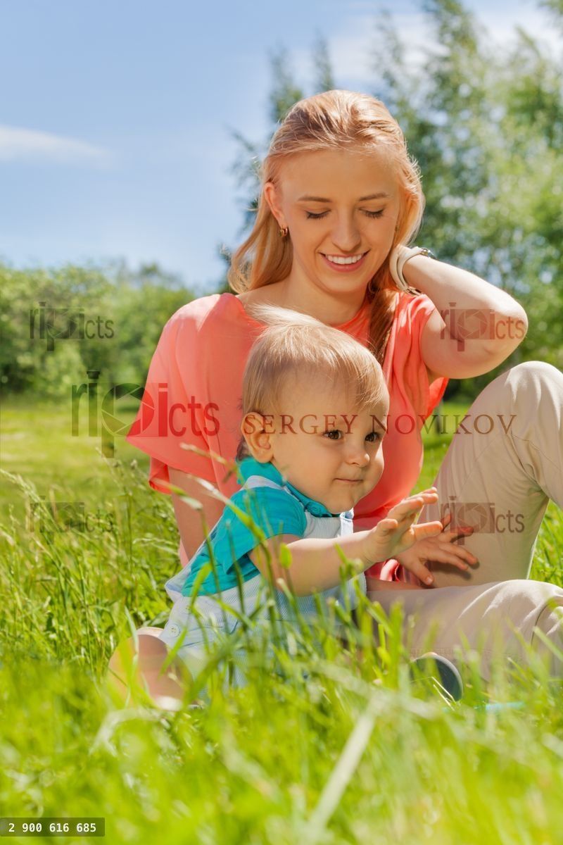 Mère et son enfant ensemble dans le champ vert
