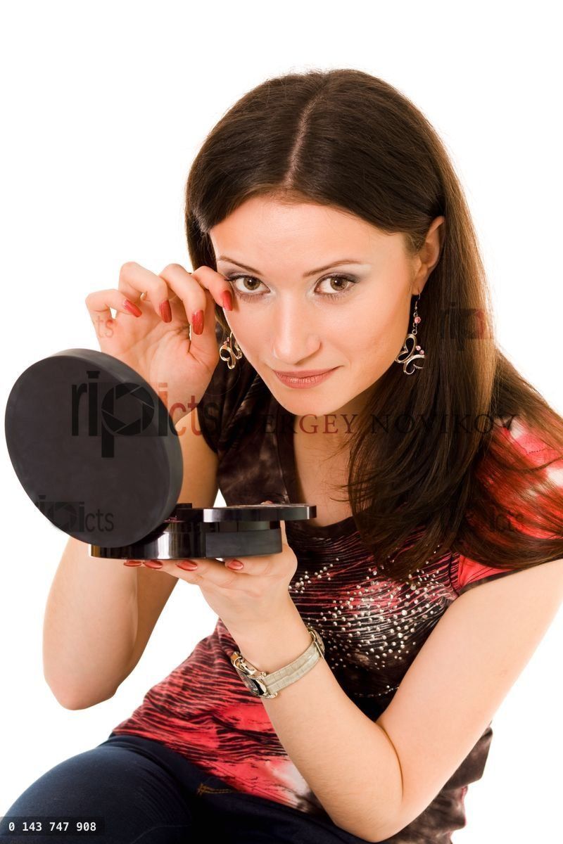 Woman make up her face