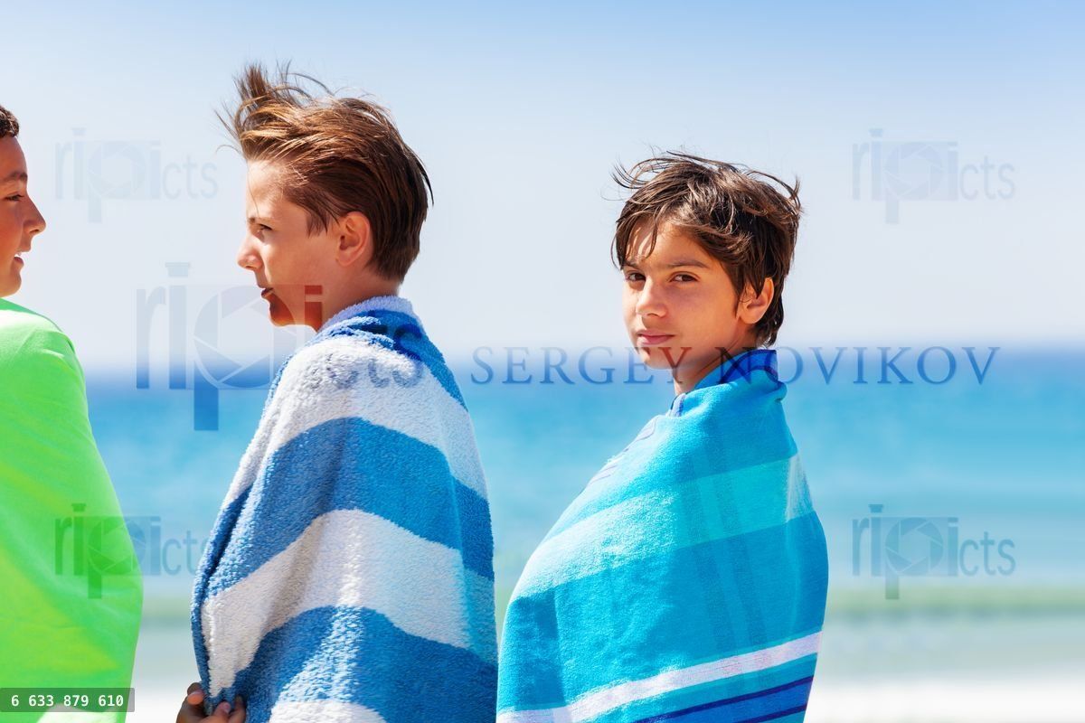 Friends spending summer vacation on the beach