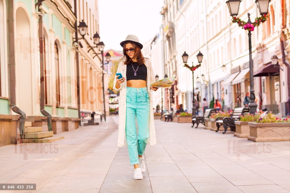 Fille avec téléphone portable et carte de ville dans la rue