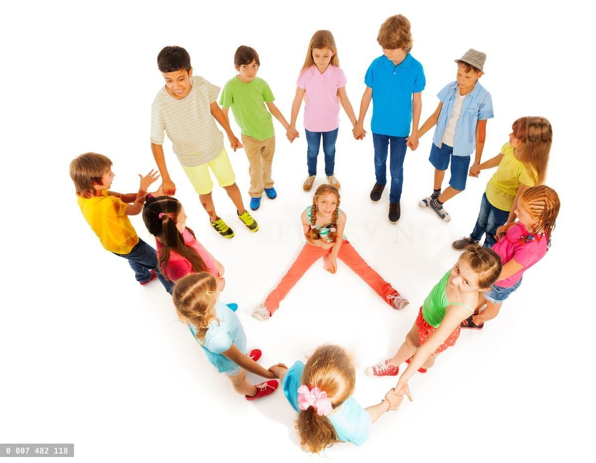 Fille assise sur le sol entourée d'amis