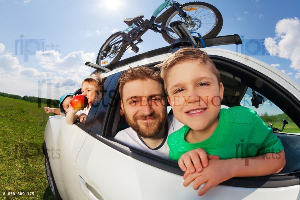 Grande famille heureuse partant en vacances d'été