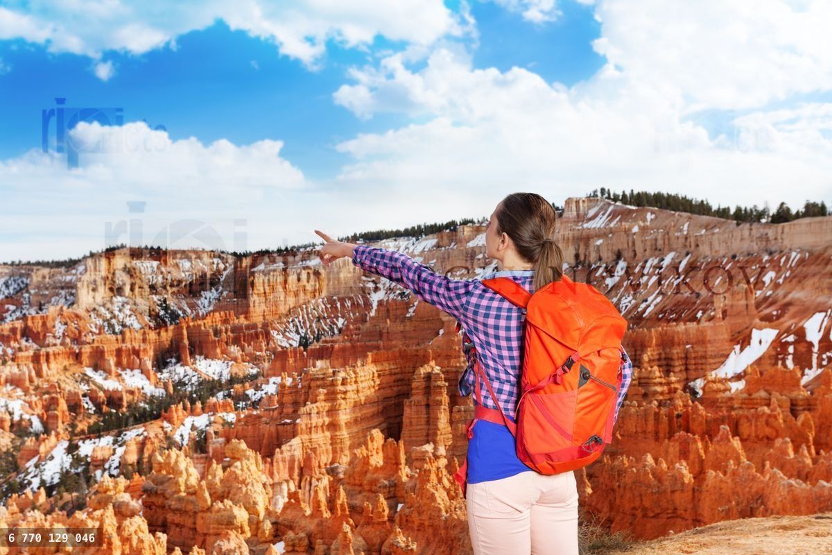 Yong hiker woman point to Bryce canyon