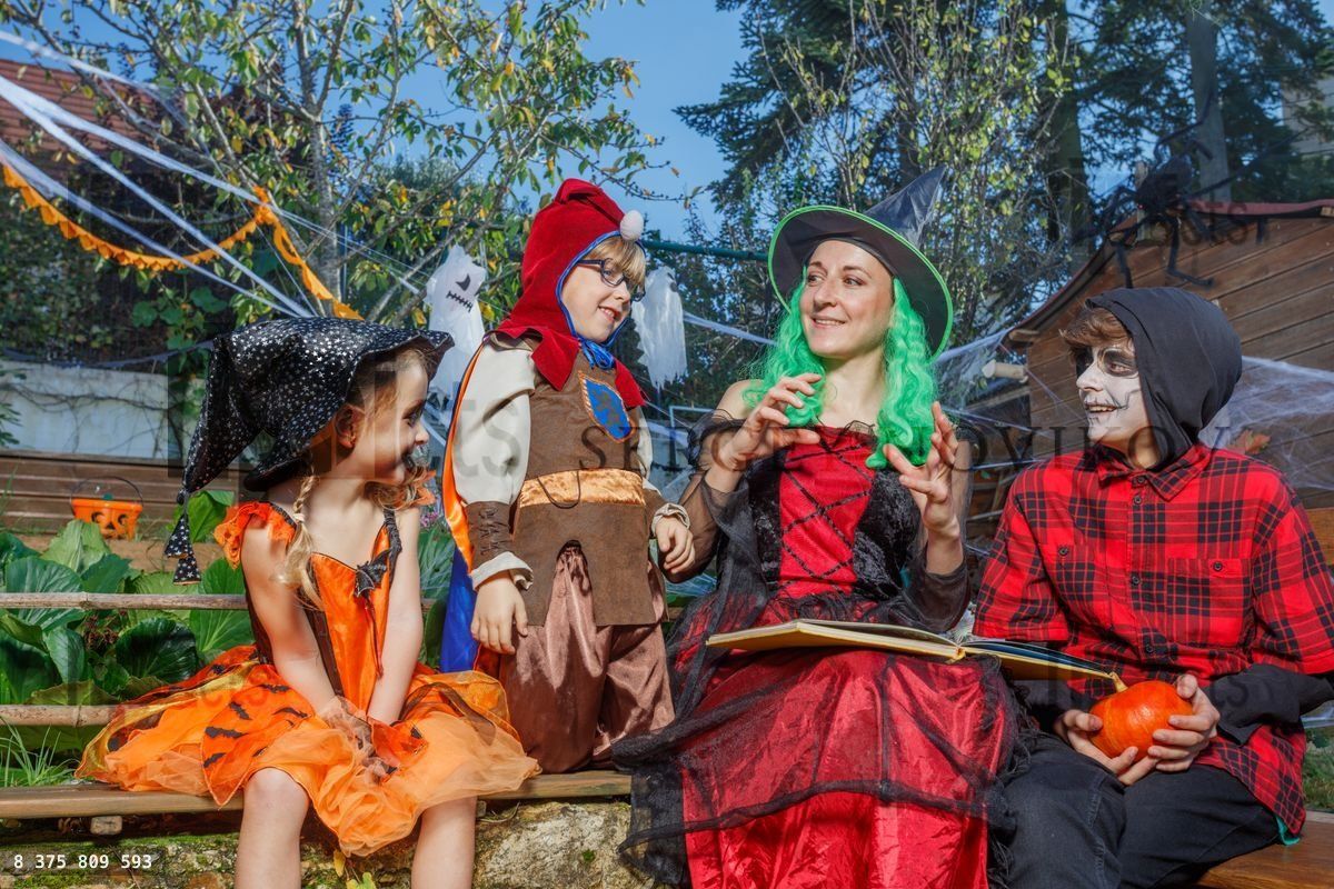 Trajes coloridos e hora de contação de histórias de Halloween em um quintal decorado