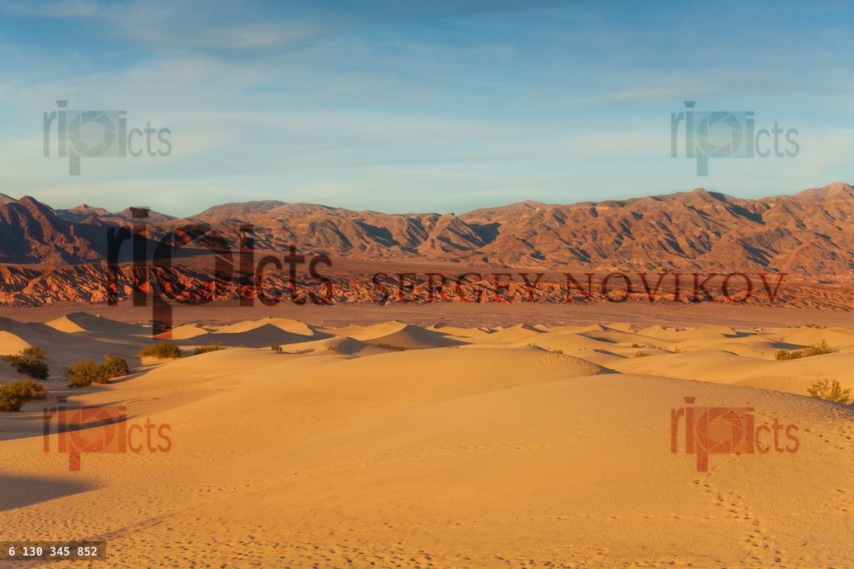 Dunes de sable et montagnes de la Vallée de la Mort