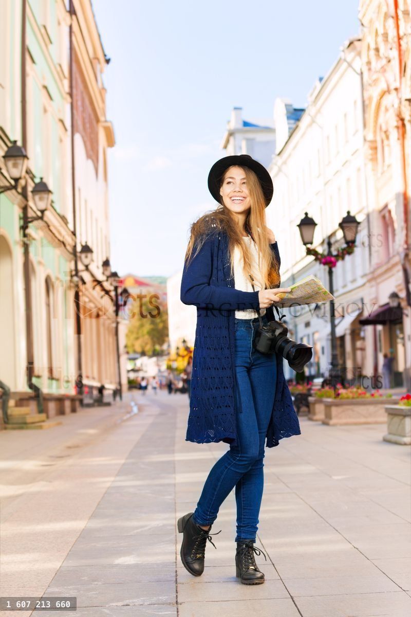 Fille tenant une carte de ville dans une rue européenne