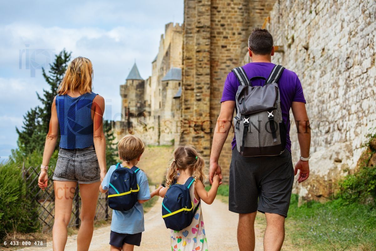 Famille explore Carcassonne, admire les murs et tours historiques