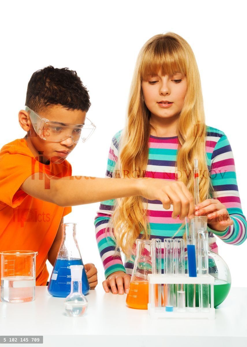Couple kids in science lab