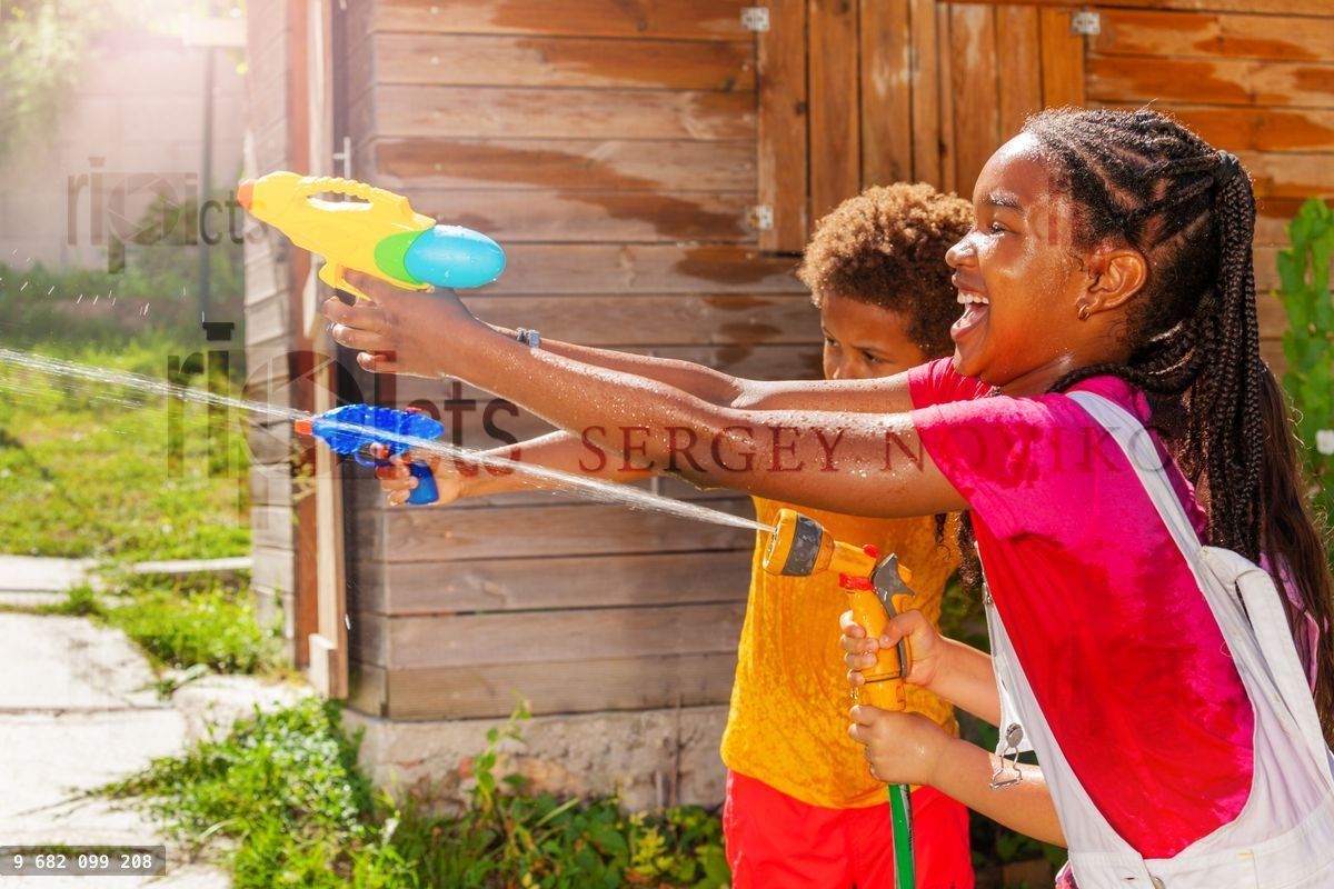 Image d'action d'une fille tirant avec un pistolet à eau dans un jeu