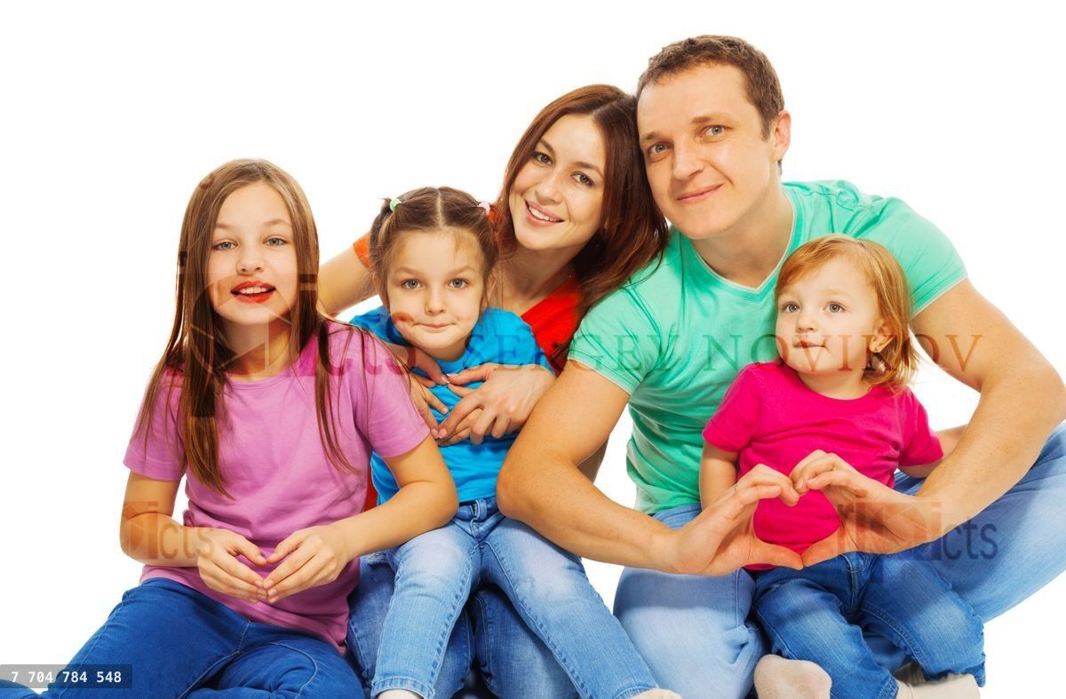 Grande jeune famille heureuse en t-shirts multicolores