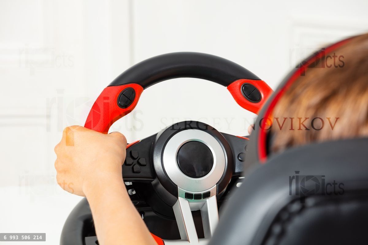 Mãos de crianças em volante de jogo de PC, vista de trás