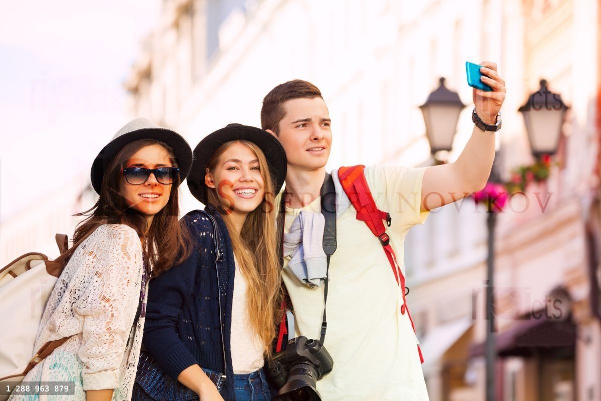 Trois amis prenant une selfie avec un téléphone mobile