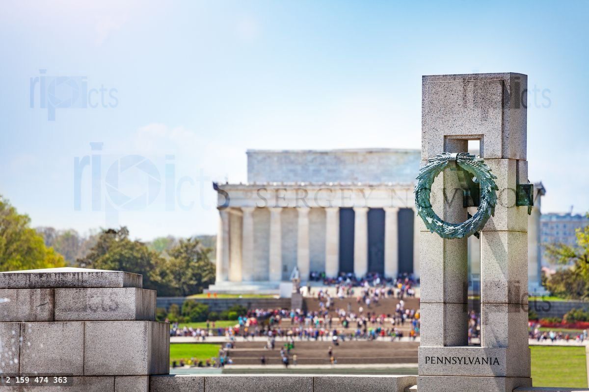 World War 2 and Lincoln Memorials in Washington