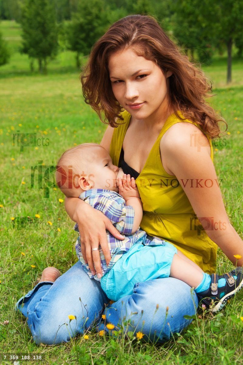 breastfeeding in the park