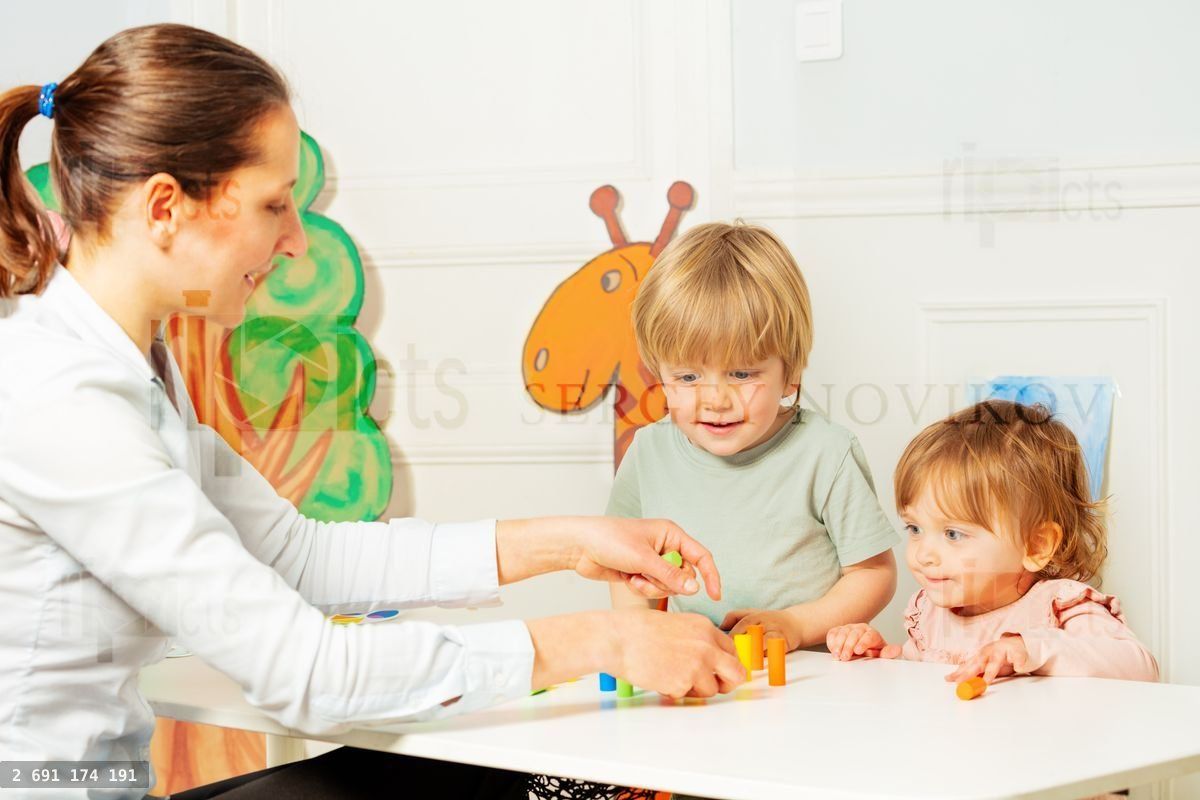 Mère jouant à des jeux éducatifs avec de jeunes enfants